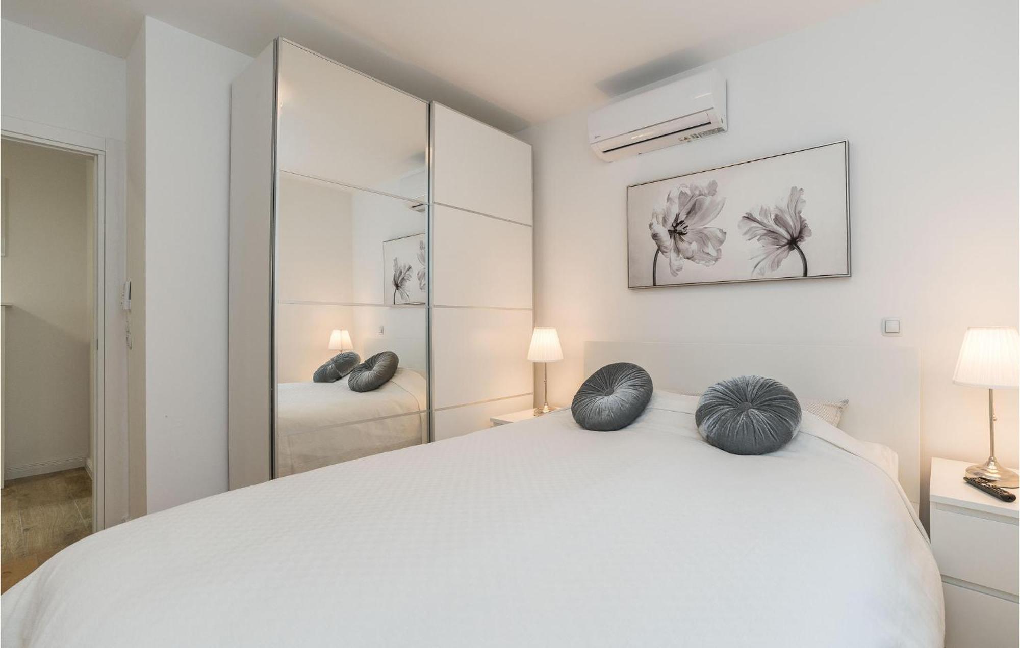 Apartment 2 Bedroom Beautiful In Mandre