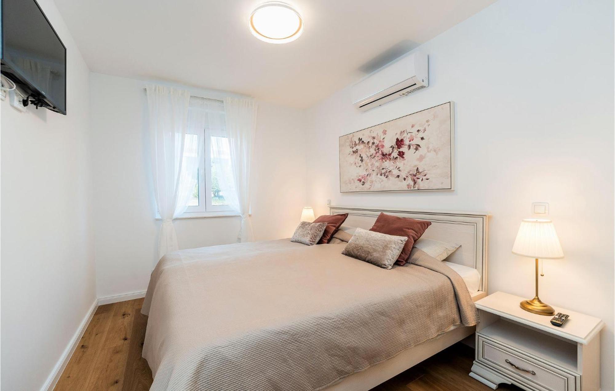 2 Bedroom Beautiful In Apartment *