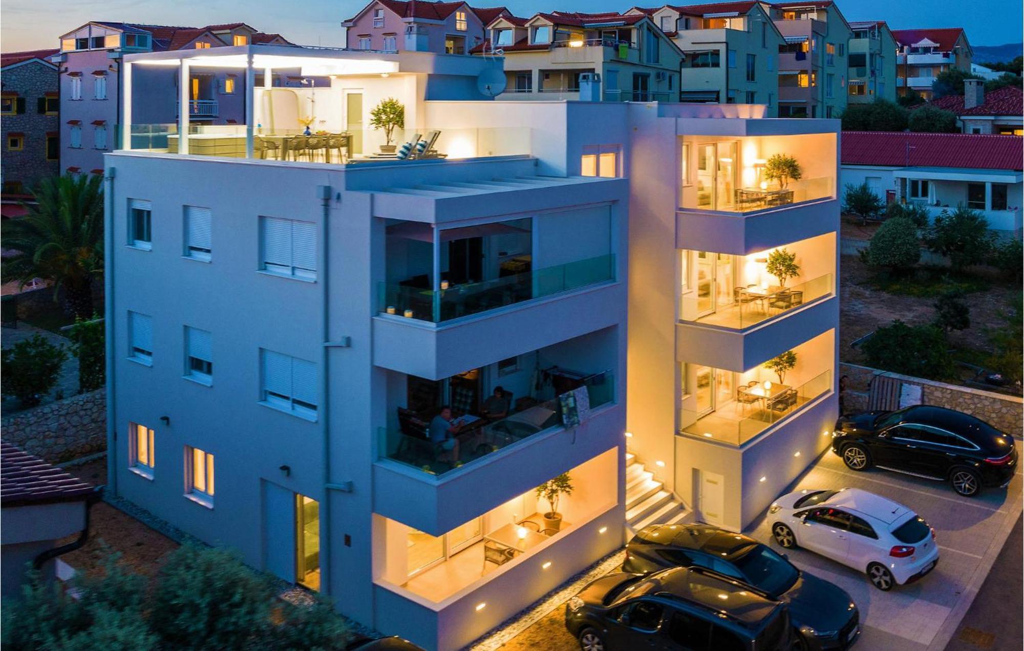 Apartment 2 Bedroom Beautiful In *