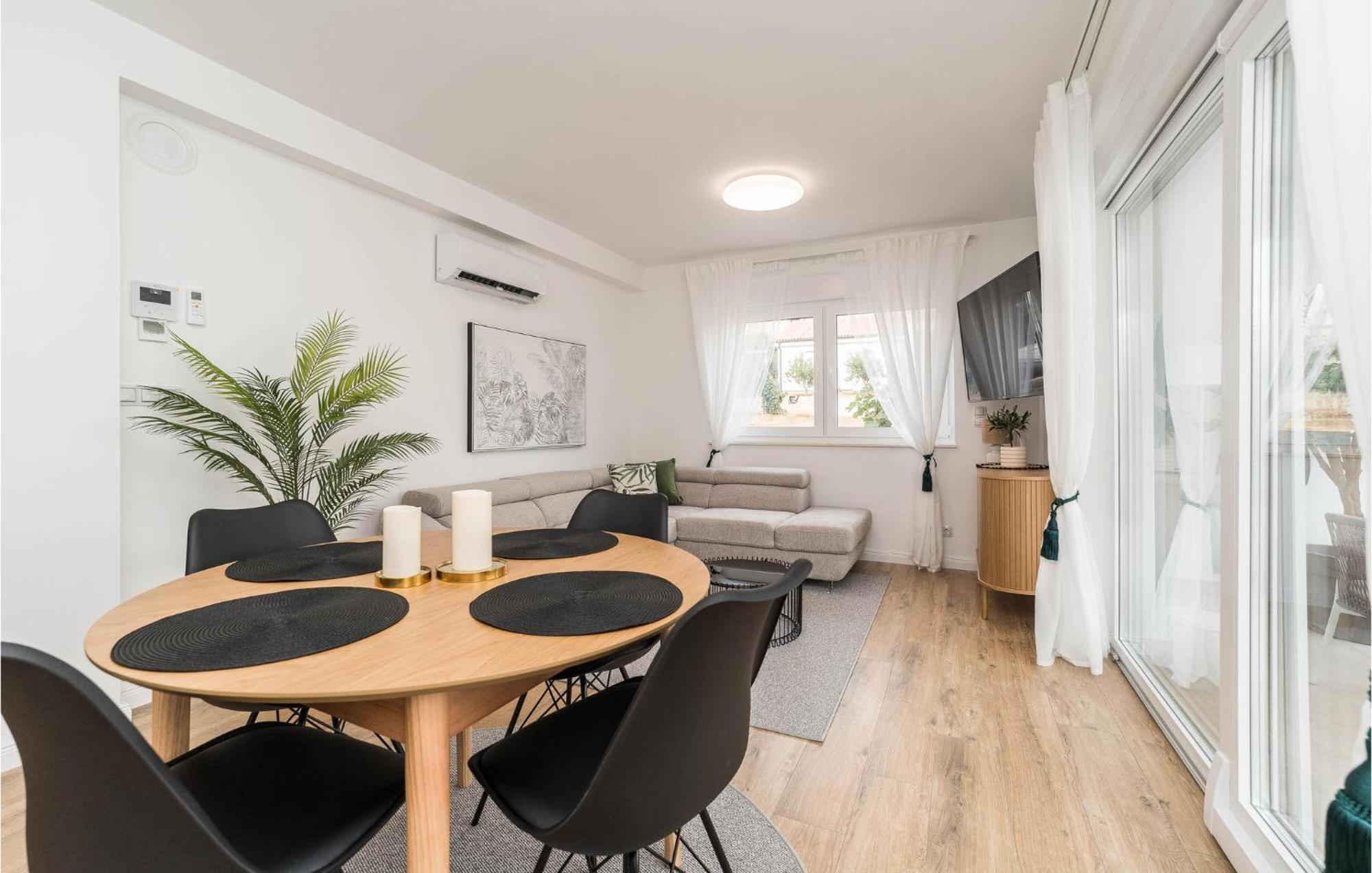 2 Bedroom Beautiful In Apartment Mandre