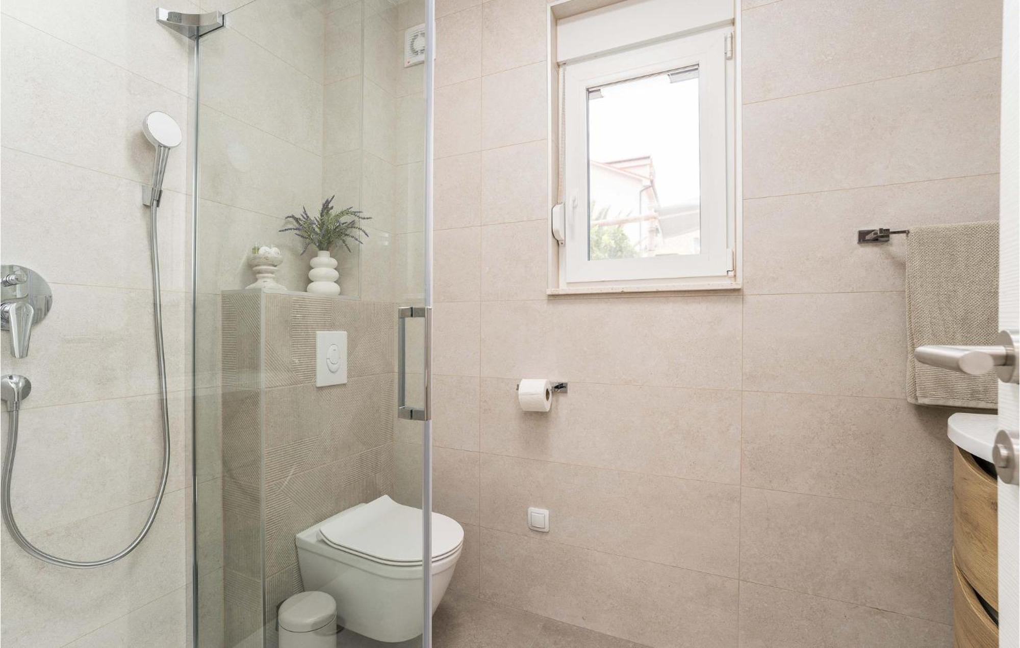 2 Bedroom Beautiful In Apartment Mandre