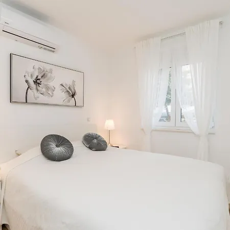 2 Bedroom Beautiful Apartment In Mandre Exteriér fotografie